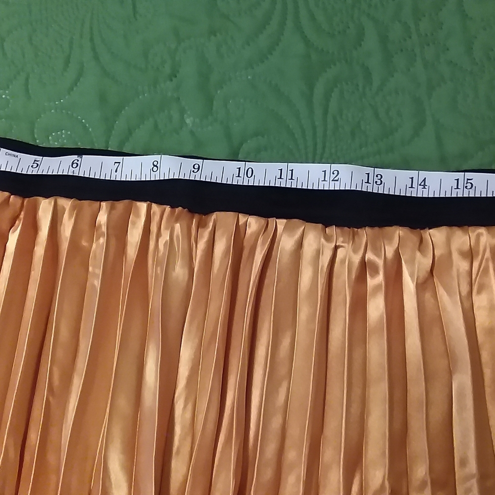BNWT Forever 21 Yellow Satin Pleated Midi Skirt - Picture 5 of 7